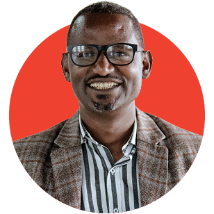 Kreisrundes Portraitfoto eines Mannes auf einem roten Hintergrund