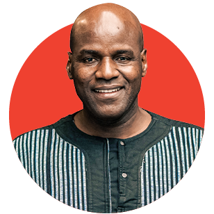 Kreisrundes Portraitfoto eines Mannes auf rotem Hintergrund