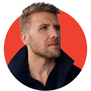 Künstlerportrait von Kris Madarasz auf einem roten Kreis