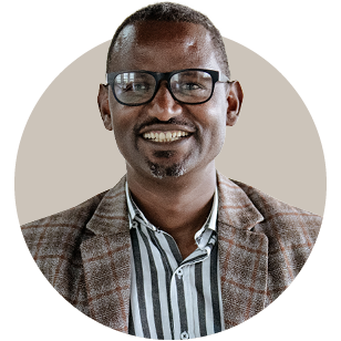 Sprecherportrait eines Mannes auf grauem Hintergrund