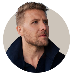 Künstlerportrait von Kris Madarasz auf grauem Hintergrund