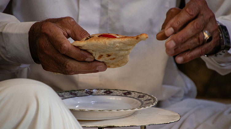 Ein Mann hält Essen in der Hand