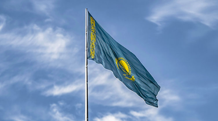 Eine kasachische Flagge weht an einem Fahnenmast