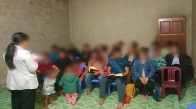 Gottesdienst in A Mungs Haus (Betroffene zu ihrem Schutz unkenntlich gemacht)