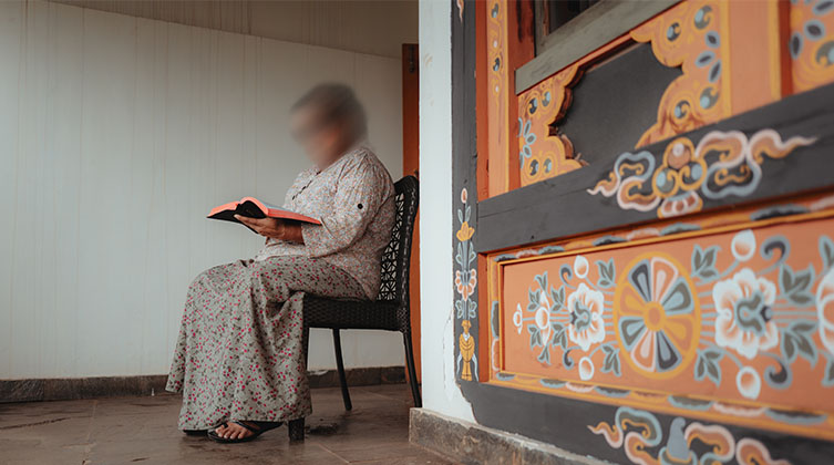 Eine Frau sitzt in einem Raum und liest