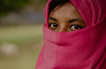 Eine verschleierte Frau blickt in die Kamera