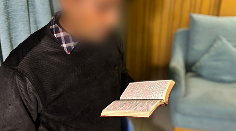 Pastor Rambahadur liest die Bibel