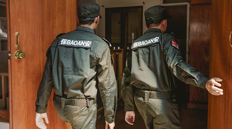 Mit Hilfe von Sondereinheiten stürmte die Polizei die Hauskirche mitten im Gottesdienst (nachgestellte Szene)