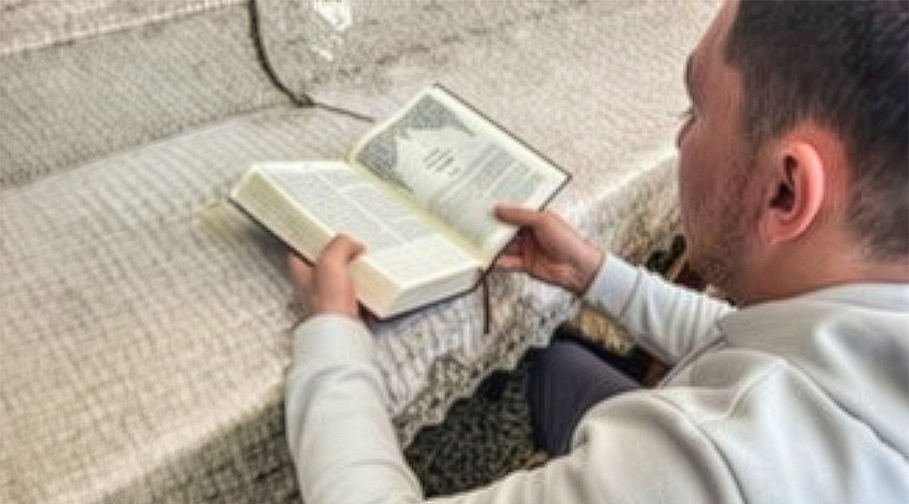 Ein Mann mit einer aufgeschlagenen Bibel