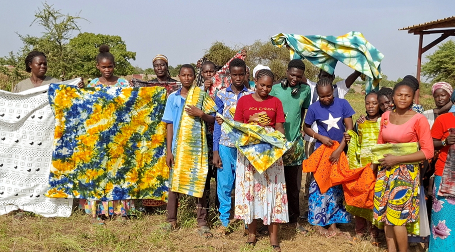 Ein Guppenfoto von Frauen aus Afrika mit selbstgefärbten Stoffen