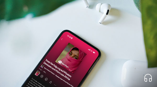Mock-up von einem Smartphone mit einem Open Doors Podcast auf dem Bildschirm