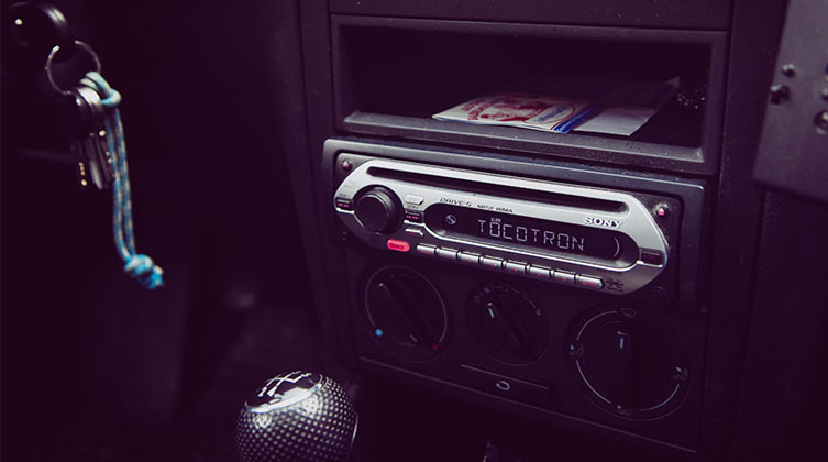 Ein Autoradio in einem abgedunkelten Fahrzeug