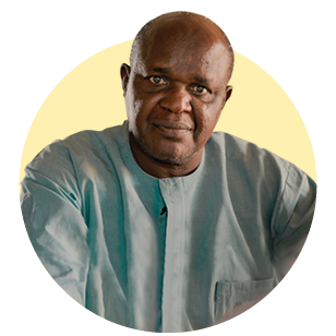Portraitfoto eines nigerianischen Mannes auf gelbem Hintergrund