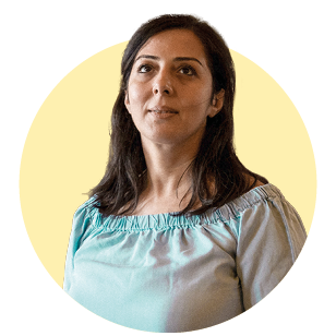 Portraitfoto einer syrischen Frau auf gelbem Hintergrund