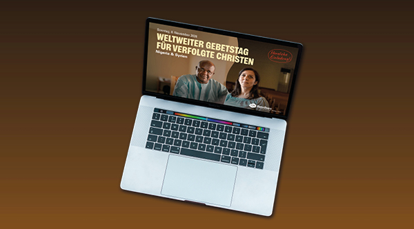Die Einladungsfolie zum Weltweiten Gebetstag für verfolgte Christen wird auf einem Laptop dargestellt
