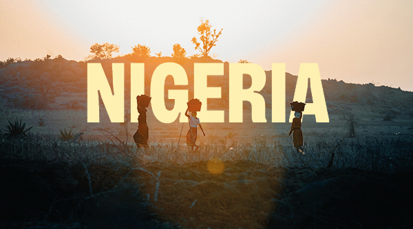 Schriftzug „NIGERIA“ vor einer afrikanischen Landschaft bei Sonnenaufgang