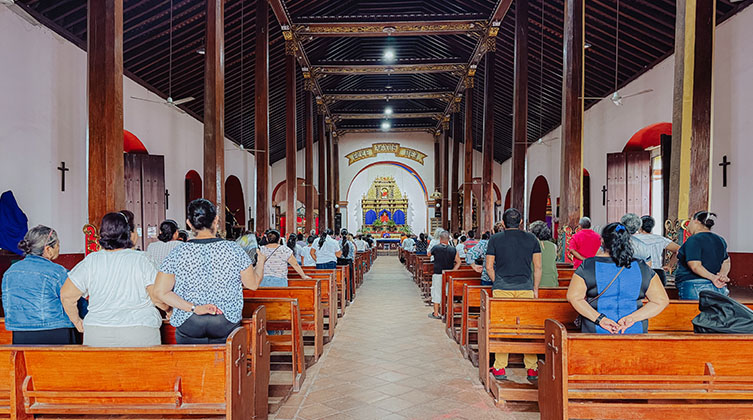 Zahlreiche Gläubige haben sich in einer Kirche zum Gottesdienst versammelt.