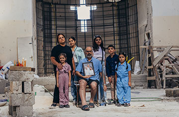 Eine Familie in einer zerstörten Kirche.