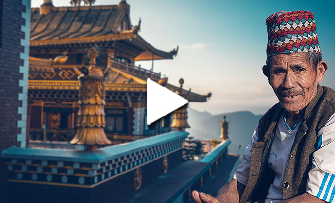 Ein Mann vor einem asiatischen Tempel