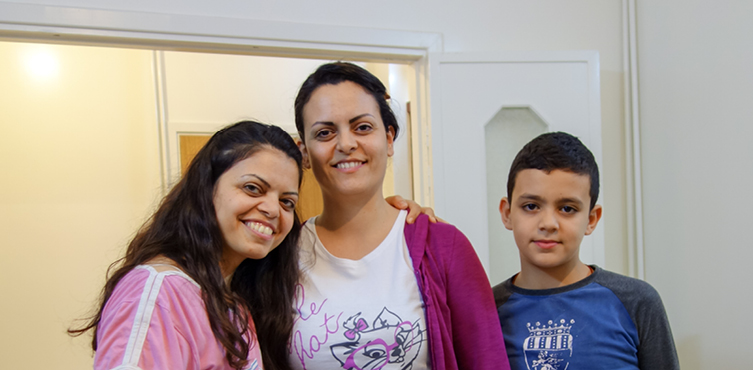 Maha (links) mit ihren Verwandten in ihrem Haus in Homs