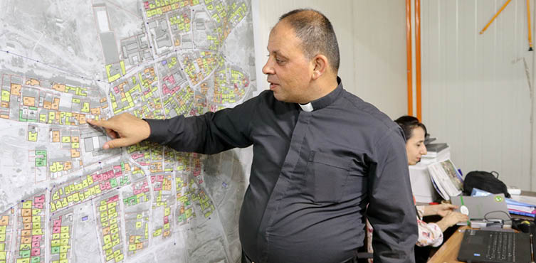 Pastor Thabet vor einer Karte von Karamles