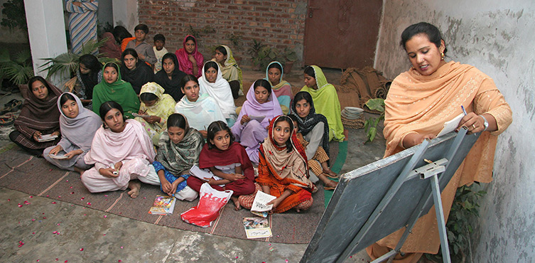 Alphabetisierungskurse für christliche Frauen in Pakistan