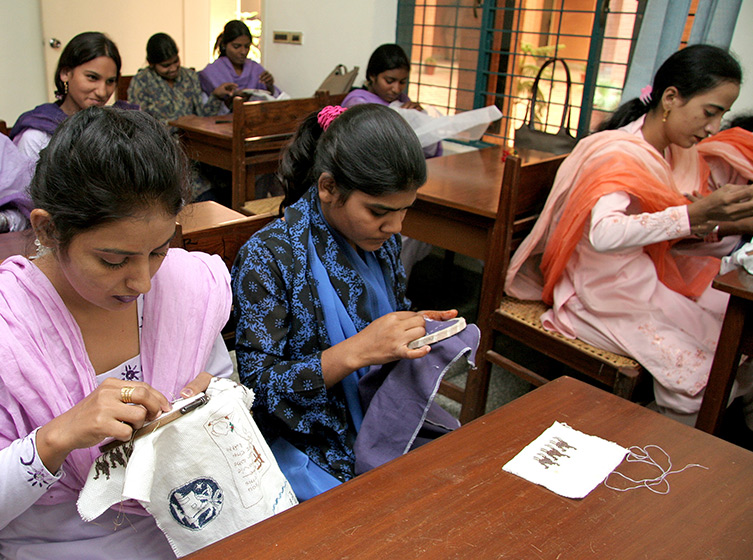 Handarbeitsübung für christliche Frauen in Pakistan