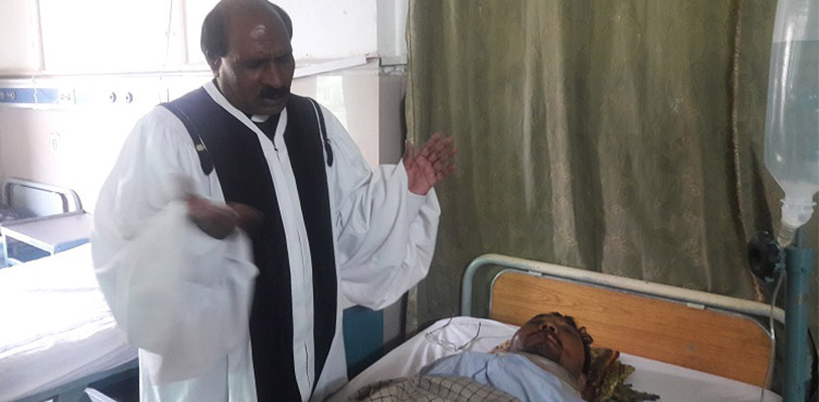 Pastor Emmanuel Khokhar betet im Krankenhaus für Sajid Mashi