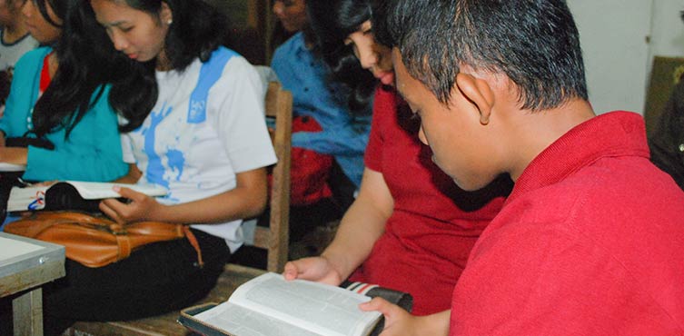 Jugendliche in einer indonesischen Gemeinde