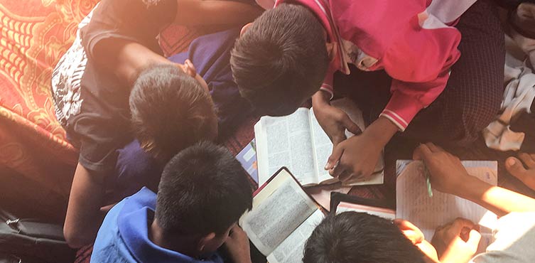 Jugendliche aus Myanmar studieren die Bibel