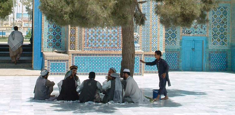 Das Leben in AFG ist vom Islam bestimmt. Männer vor der Blauen Moschee in Mazar-i-Sharif