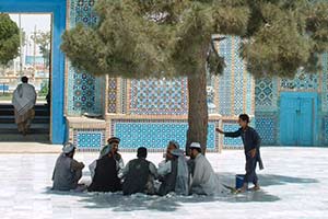 Männer vor der Blauen Moschee in Mazar-i-Sharif