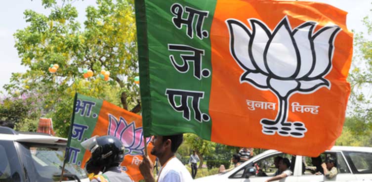 Anhänger mit einer BJP-Flagge auf dem Motorrad (Quelle: arindambanerjee / Shutterstock.com)