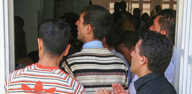 Männer am Eingang einer Kirche in Algerien
