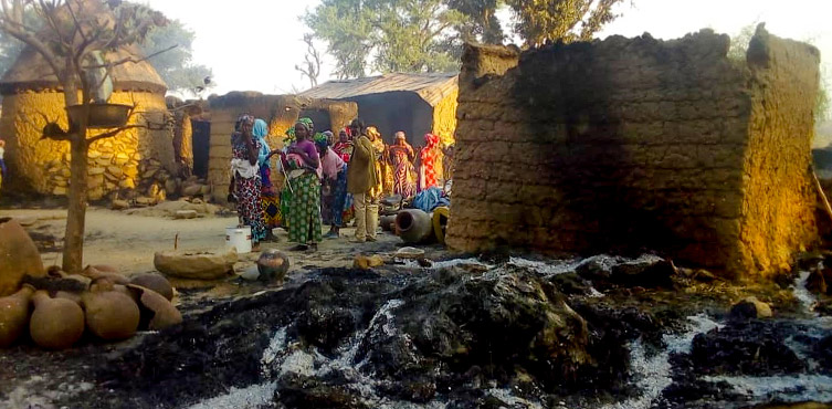 Kamerun: Bei dem Überfall wurden auch zahlreiche Häuser der Dorfbewohner zerstört