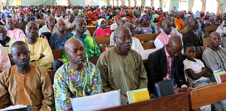 Christen bei einem Gottesdienst in Nigeria