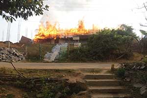Pastor Jacob hatte viele Drohungen von Dorfbewohnern erhalten. Im Januar haben sie seine Kirche und Wohnhaus niedergebrannt.