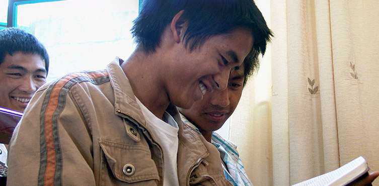 Junge chinesische Christen beim Bibelstudium