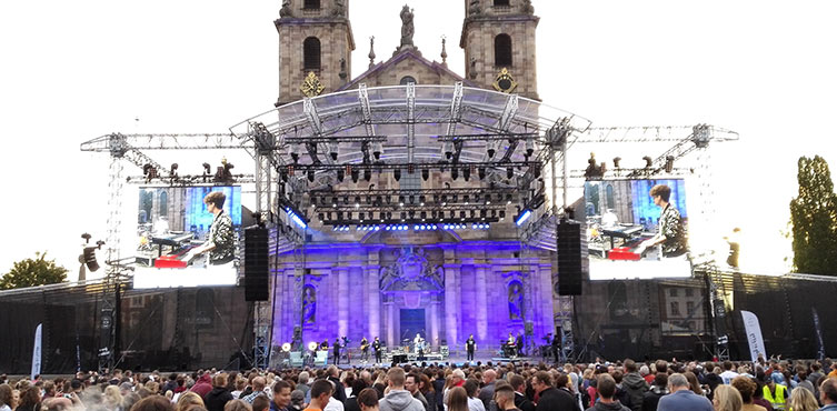 Koenige & Priester bei "Light up the Dom" vor dem Fuldaer Dom