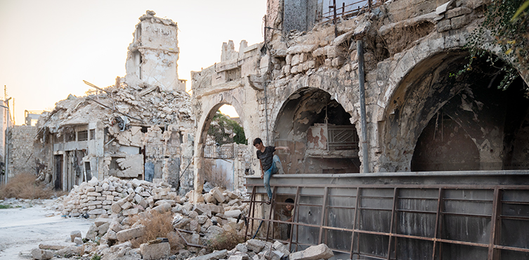 Junge in den Ruinen Aleppos