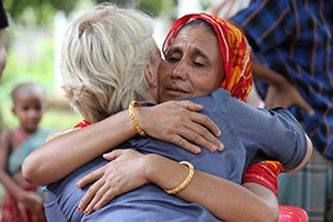 Im Rahmen eines Open Doors Seminars erhält eine von Verfolgung betroffene Christin aus Bangladesch Zuspruch und Hilfe