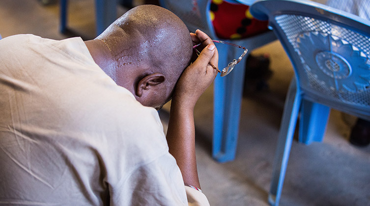 Ein Christ in Garissa betet im Gedenken an die Familien der 2015 ermordeten Studentinnen und Studenten