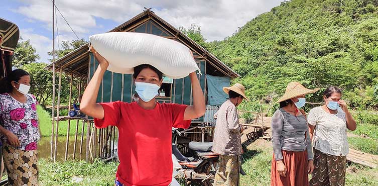 Ma Khin* eine Christin buddhistischer Herkunft aus Myanmar mit einer Hilfslieferung
