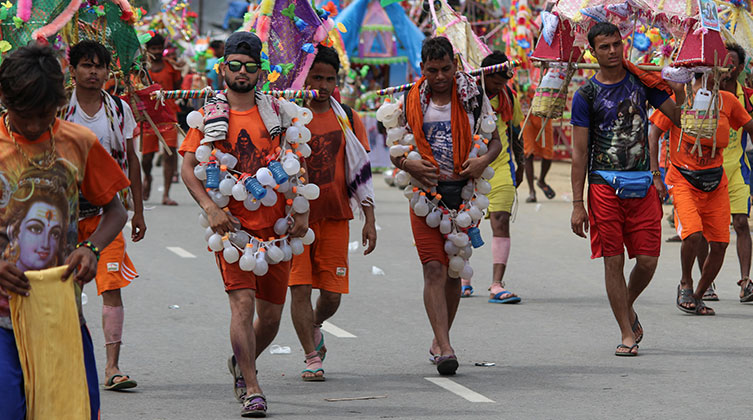 Öffentliche "Kanwar"-Prozession: Viele der jungen Pilger gehören extremistischen Hindu-Organisationen an (Symbolbild)