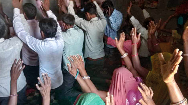 Christen in Indien während eines Gottesdienstes