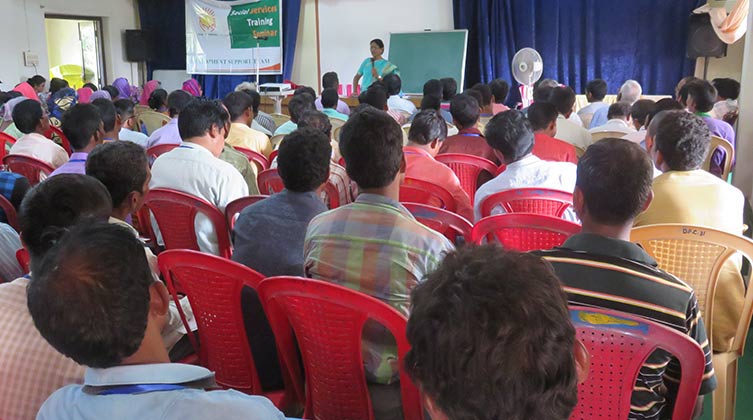 Eine indische Christin berichtet anderen Christen, wie sie verfolgt wurde und Gott sie durchgetragen hat