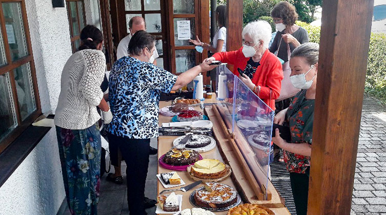 Frauen verkaufen Kuchen