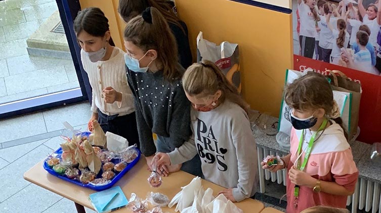 Schülerinnen der Klasse G7b beim Muffinverkauf in der Pause