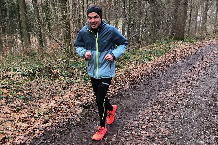Alexander Eichholz beim joggen im Wald