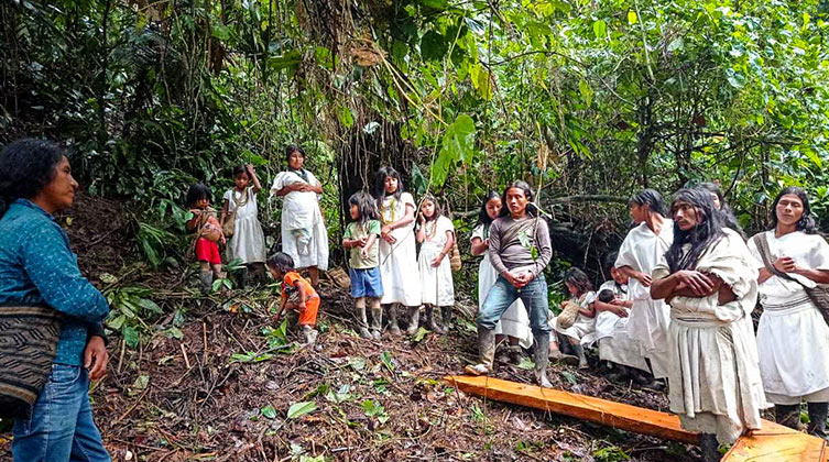 Indigene Christen versammeln sich im Wald